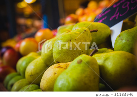 Pears and Peaches at a grocery marketplace stall Pears and Peaches at a grocery marketplace stall 31183946