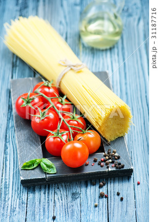 pasta and tomato 31187716
