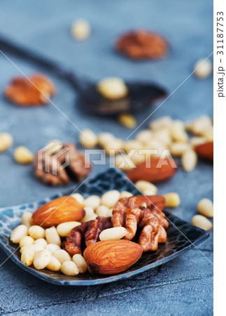 nuts 31187753
