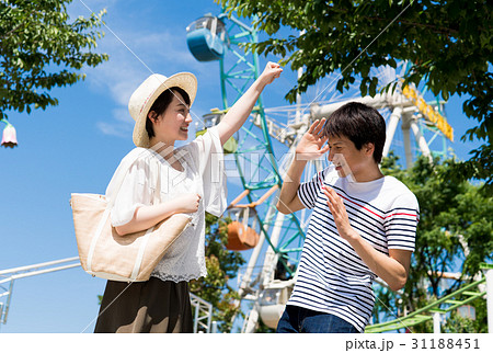 遊園地で喧嘩するカップルの写真素材