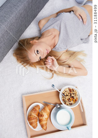 Pretty Woman Eating Breakfast Pretty Woman Eating Breakfast 31188499