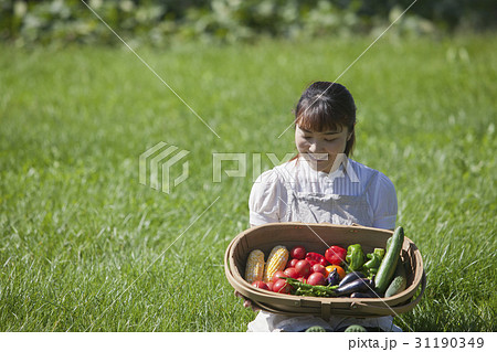 家庭菜園を楽しむ女性 家庭菜園を楽しむ女性 31190349