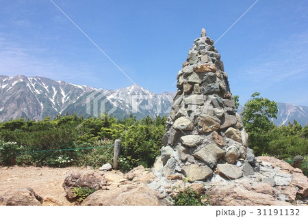 晴れ渡る初夏の長野県白馬村八方尾根自然研究路に建つ第2ケルン、背景に白馬鑓ヶ岳と天狗尾根を望む 31191132