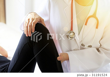 Doctor and patient, Examination of the knee pain. Doctor and patient, Examination of the knee pain. 31191524