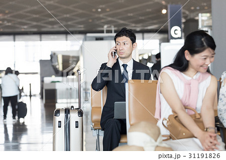 空港で飛行機の待ち時間に仕事をするビジネスマン 空港で飛行機の待ち時間に仕事をするビジネスマン 31191826