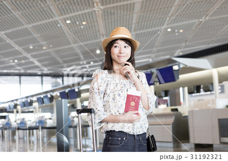 海外旅行へ出かける若い女性 海外旅行へ出かける若い女性 31192321