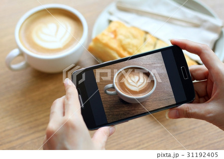 Take photo before eat, Trend of modern social. 31192405