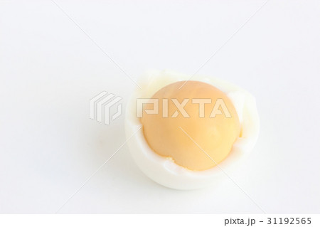 ゆで卵を剥く 31192565