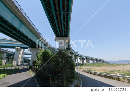 下の歩道から見た久御山ジャンクションと京滋バイパス 31192721
