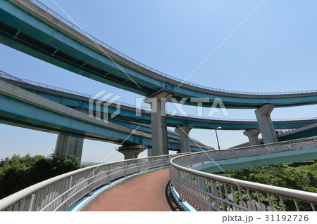 ジャンクションの高架と歩道橋のスロープ ジャンクションの高架と歩道橋のスロープ 31192726