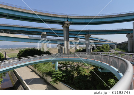 並走するジャンクションの高架橋-歩道橋のスロープから 31192743