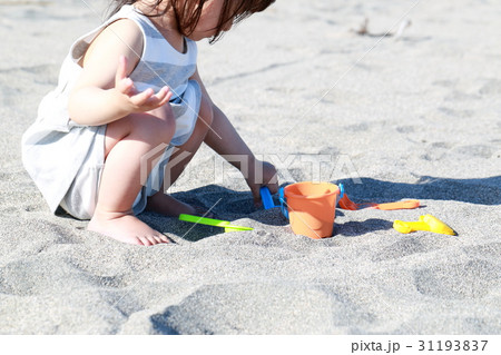 子供 (ビーチ 海 砂浜 晴れ 人物 顔なし 浜辺 砂遊び おままごと スコップ シャベル) 子供 (ビーチ 海 砂浜 晴れ 人物 顔なし 浜辺 砂遊び おままごと スコップ シャベル) 31193837