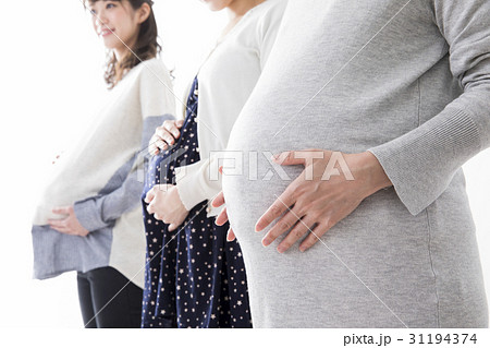 3人の妊婦の写真素材