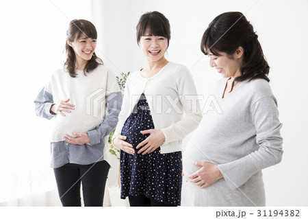 3人の妊婦の写真素材