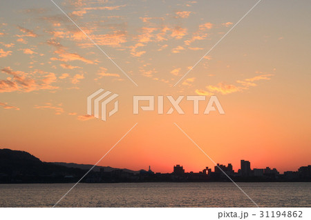 街に沈む夕日と河　Sunset in city and river 31194862
