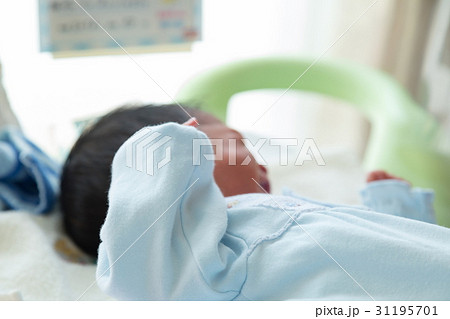 生後間もない赤ちゃんと見守る母親 ママ 生まれたて乳児 産婦人科 個室 ベイビー ベビー ぼかし 生後間もない赤ちゃんと見守る母親 ママ 生まれたて乳児 産婦人科 個室 ベイビー ベビー ぼかし 31195701