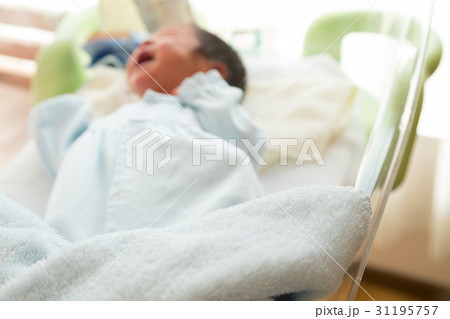 生後間もない赤ちゃんと見守る母親 ママ 生まれたて乳児 産婦人科 個室 ベイビー ベビー ぼかし 生後間もない赤ちゃんと見守る母親 ママ 生まれたて乳児 産婦人科 個室 ベイビー ベビー ぼかし 31195757