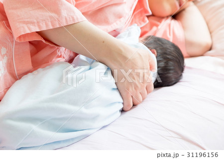 生後間もない赤ちゃんと授乳する母親　ママ　生まれたて乳児　産婦人科　個室　ベイビー　ベビー　ぼかし 31196156