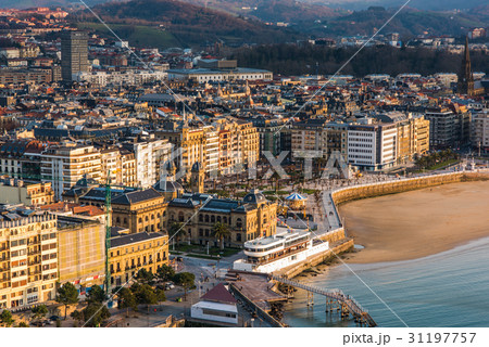 San Sebastian beach, city and mountains 31197757