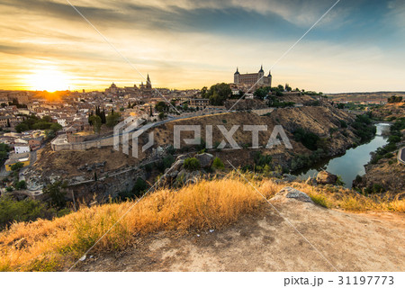 Beautiful sunset over historic Toledo in Spain 31197773