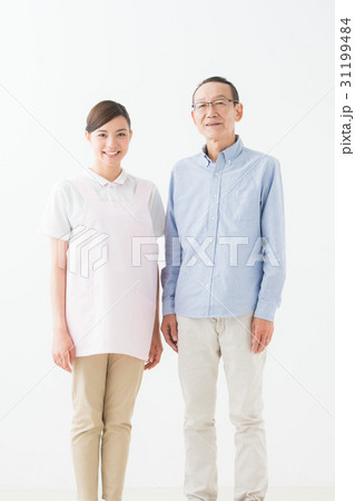 エプロン姿の女性とシニアの男性 エプロン姿の女性とシニアの男性 31199484