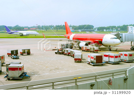 Plane loading at airport 31199920