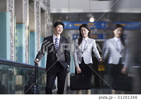 空港 仲間 同僚 31201366