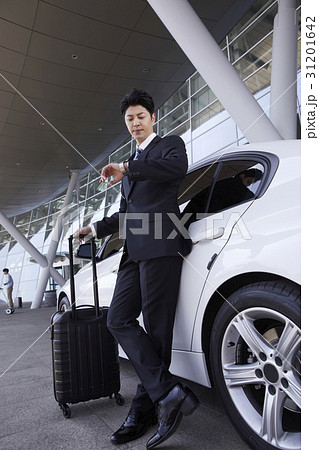 よりかかる ビジネスマン 時間確認 31201642