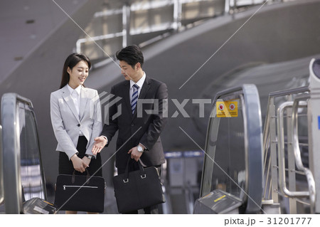 ビジネス 握手 エスカレーター 31201777