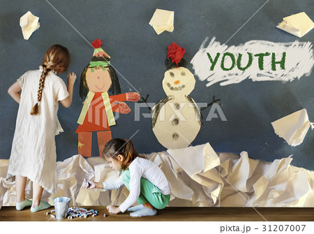 Children having fun with snowman artwork Children having fun with snowman artwork 31207007