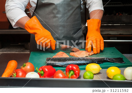 cutting salmon fish cutting salmon fish 31211592