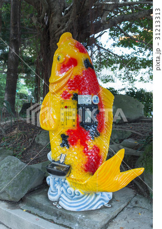 台湾 台北にある中正記念堂内の池。鯉の餌販売機 台湾 台北にある中正記念堂内の池。鯉の餌販売機 31213313