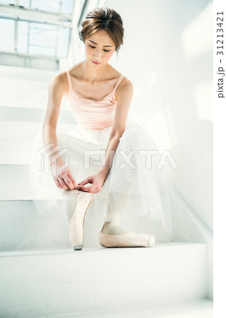 トゥシューズを履くバレリーナ 31213421