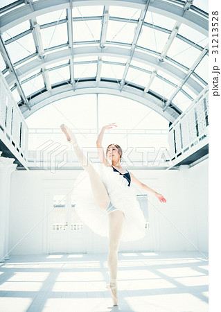 バレリーナ　女性 31213528