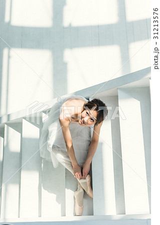 座る　バレリーナ 31213576