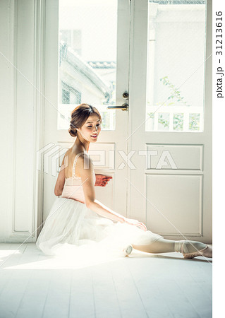 座る　バレリーナ 31213616