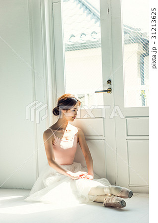 座る　バレリーナ 31213625