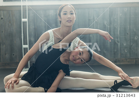 バレエ教室　講師と生徒 31213643