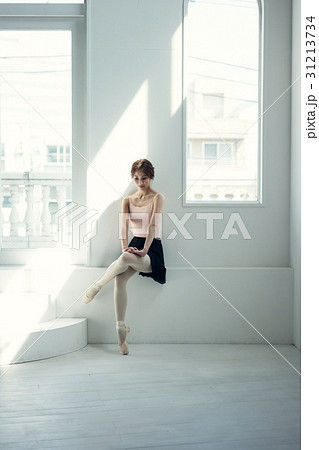 座る　バレリーナ 31213734