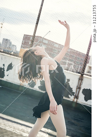 躍る女性 屋上 躍る女性 屋上 31213755