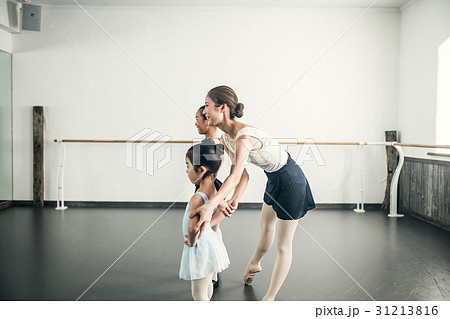 バレエ教室　講師と生徒 31213816