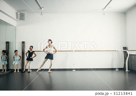 バレエ教室　講師と生徒 31213841