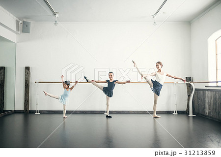 バレエ教室 講師と生徒 バレエ教室 講師と生徒 31213859