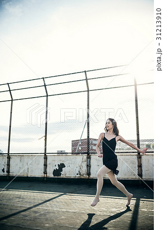 躍る女性　屋上 31213910
