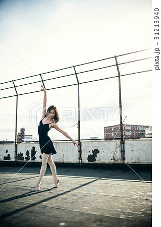 躍る女性 屋上 躍る女性 屋上 31213940