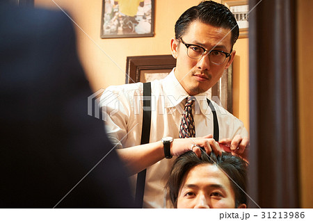理容師とスタイリングを相談する男性客 理容師とスタイリングを相談する男性客 31213986