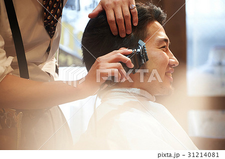 理容 バリカン ヘアカット 男性の写真素材 [31214081] - PIXTA