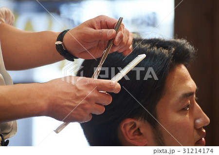 理容師　ヘアカット　男性客 31214174