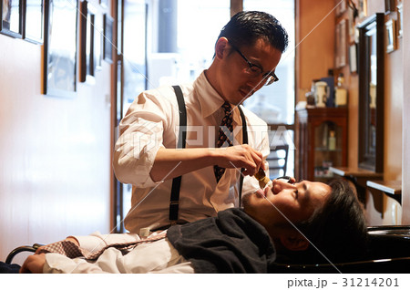 理容師　髭剃り　男性客 31214201