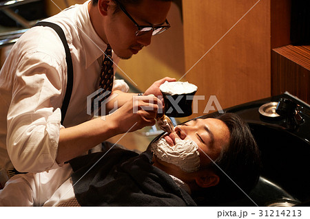 理容師　髭剃り　男性客 31214213